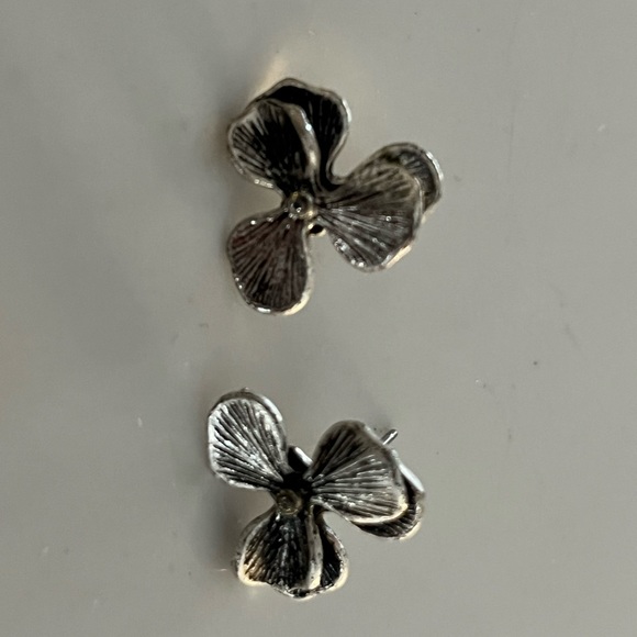 Gorgeous silver Fossil earrings.  These are a lovely pair of earrings earrings.. - Picture 9 of 11
